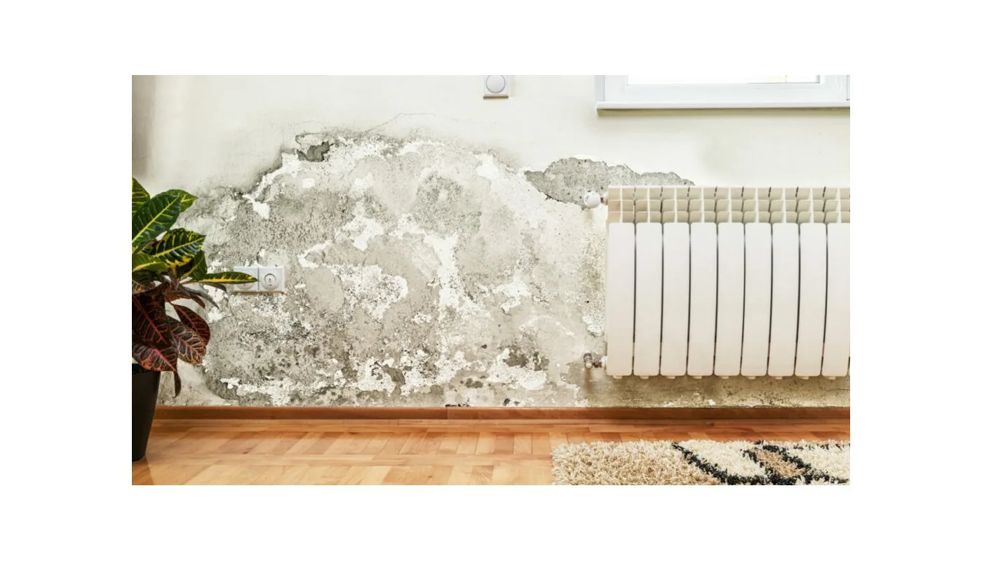 Φούσκωμα τοίχου από υγρασία και ξεφλούδισμα σοβά δίπλα σε καλοριφέρ, σημάδια που απαιτούν άμεση μόνωση και στεγάνωση.