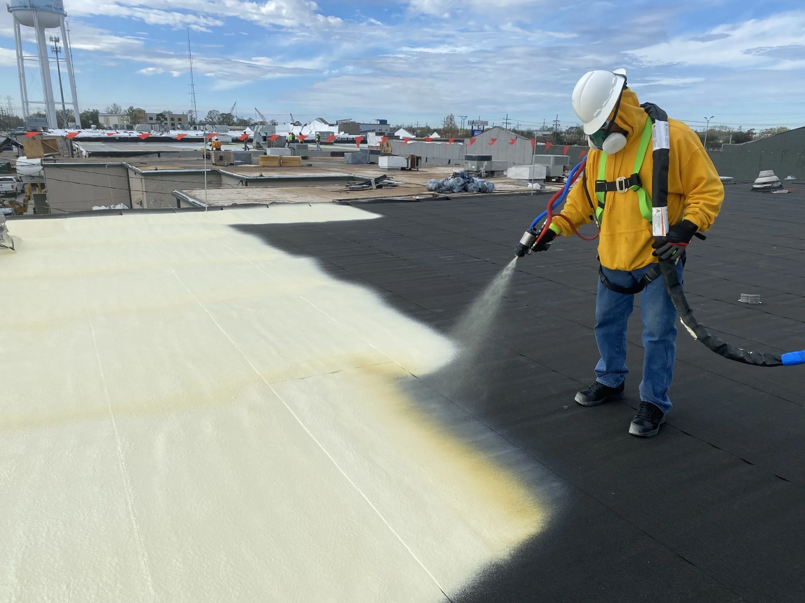 Εφαρμογή πολυουρεθανικής μόνωσης σε ταράτσα με αφρό (foam) από την ΕΜΑ Μονώσεις